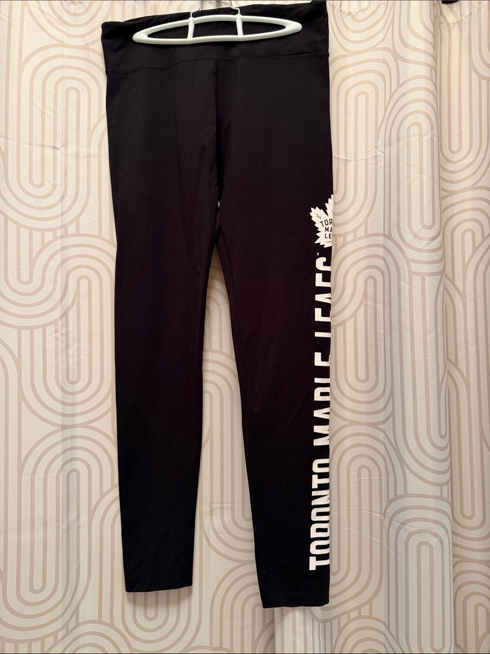 Toronto Maple Leafs sz M Carl Banks G-III 4her black leggings w leg spellout